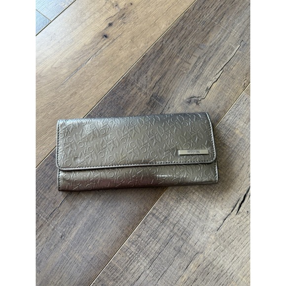 Reaction Kenneth Cole Women's Tri-fold Wallet In Silver - Picture 1 of 3